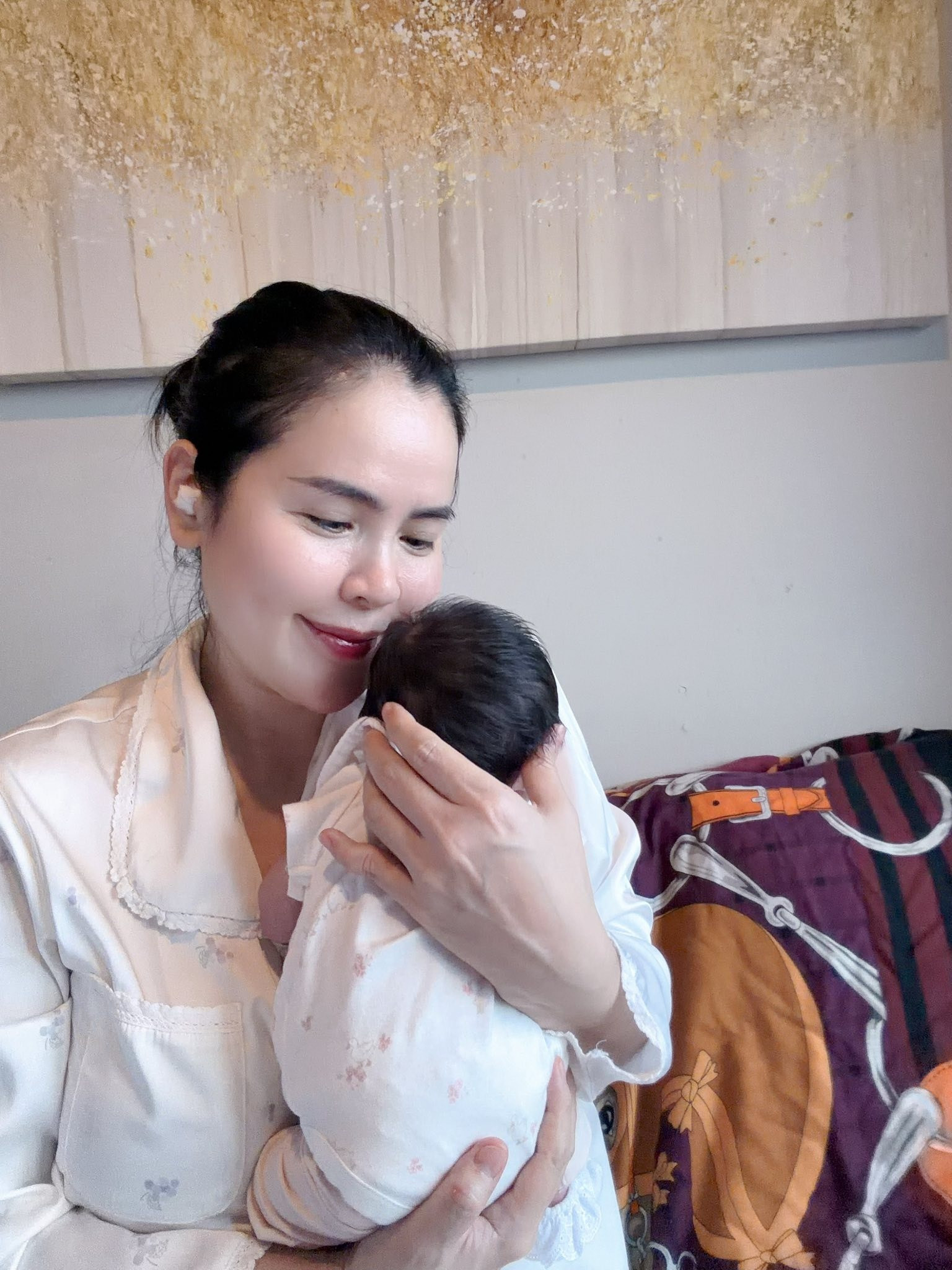 hoa hau phuong le sinh con thu 4 (1).jpg