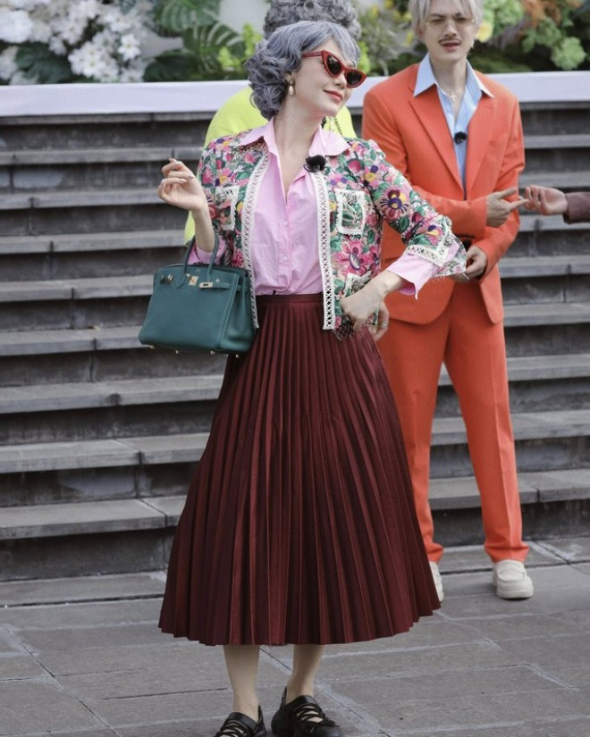 Minh Hằng sang chảnh xách túi hơn nửa tỷ đi chơi Running Man