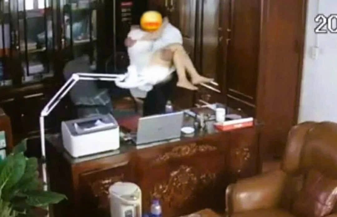 nguoi dan ong than mat voi nhieu phu nu trong clip gay bao bi buoc thoi viec hinh anh 1