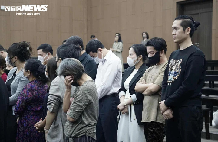 Ca sỹ Vũ Hà (áo nâu) nghe toà tuyên án.