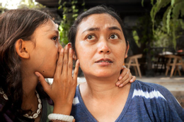 Con trở thành “bờ vai” gánh nước mắt của mẹ- Ảnh 1.