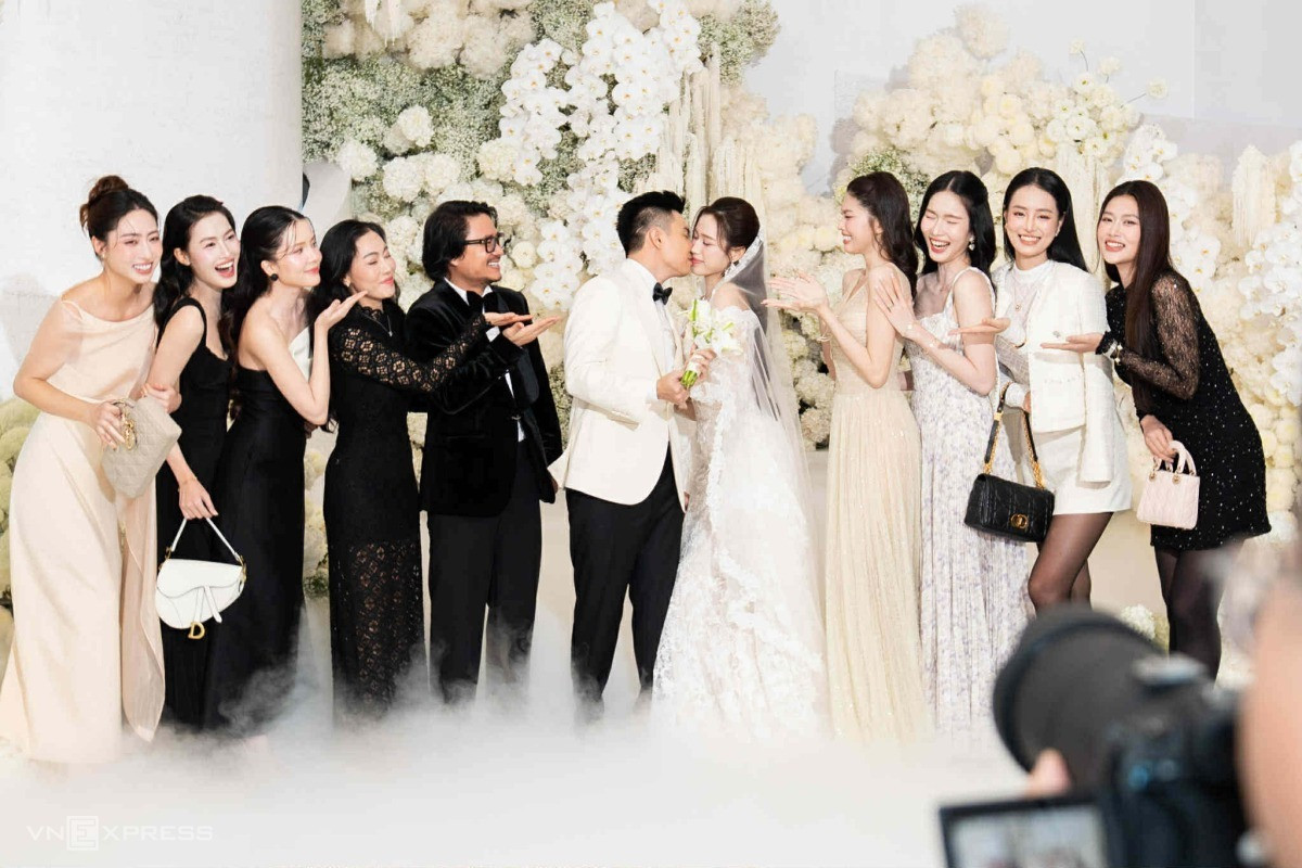 Gu thời trang đầy bất ổn của Hoa hậu Lương Thùy Linh mỗi lần đi đám cưới đồng nghiệp