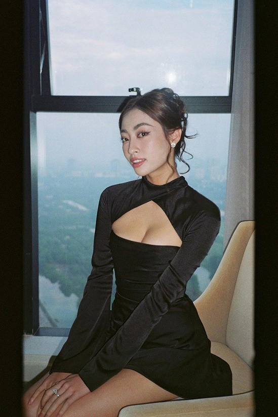 Gu thời trang đầy bất ổn của Hoa hậu Lương Thùy Linh mỗi lần đi đám cưới đồng nghiệp