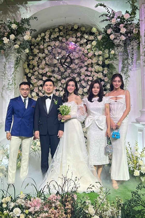 Gu thời trang đầy bất ổn của Hoa hậu Lương Thùy Linh mỗi lần đi đám cưới đồng nghiệp