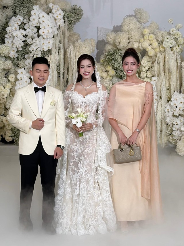 Gu thời trang đầy bất ổn của Hoa hậu Lương Thùy Linh mỗi lần đi đám cưới đồng nghiệp