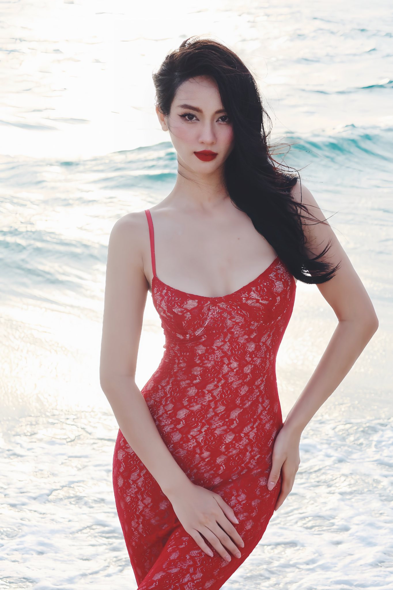 Gu thời trang nóng bỏng của Á hậu Thúy Quỳnh  bạn gái chồng cũ Diệp Lâm Anh