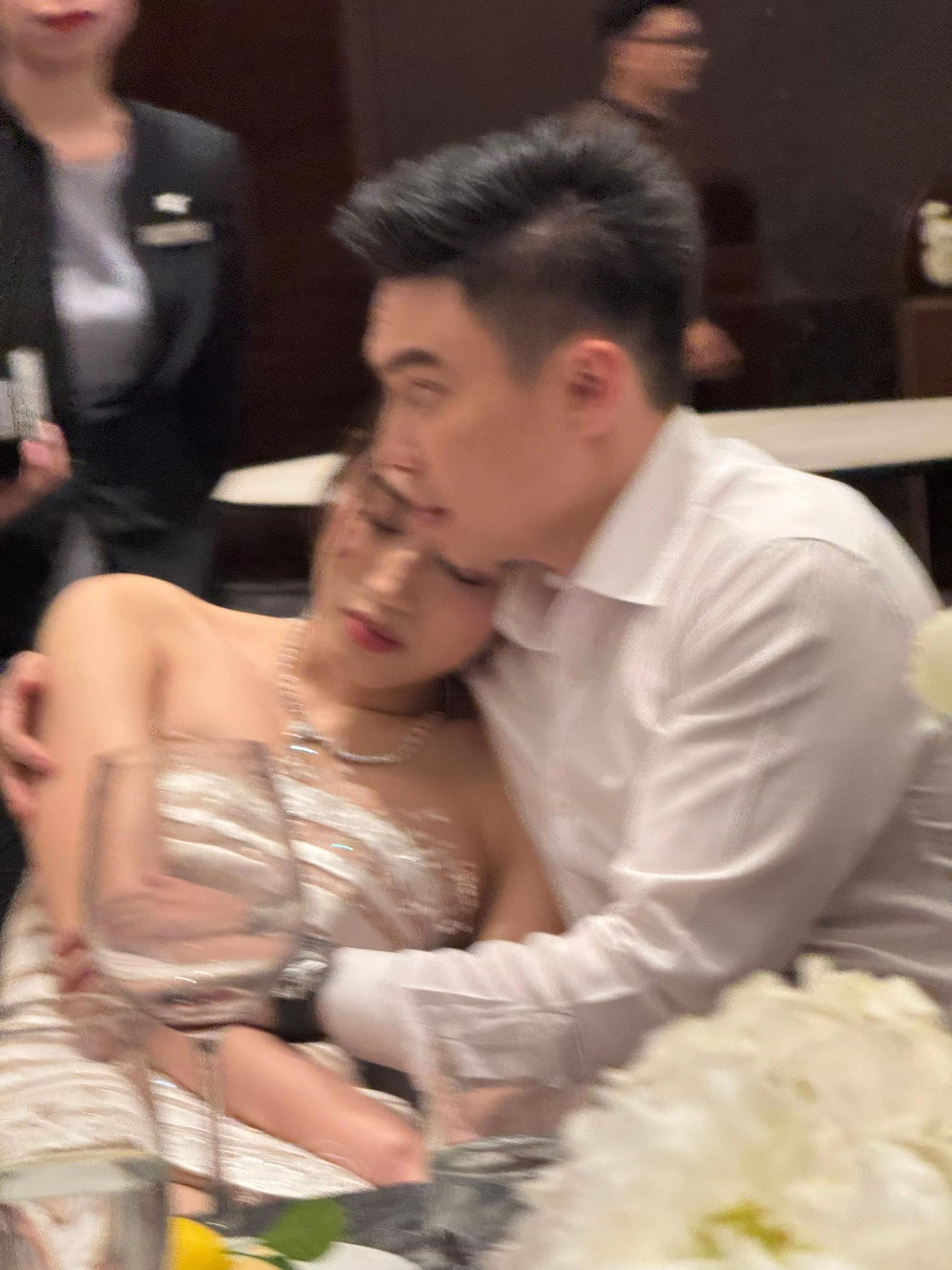 Hoa hậu Đỗ Thị Hà say xỉn được chồng chăm sóc doanh nhân chiều vợ hết nấc là đây