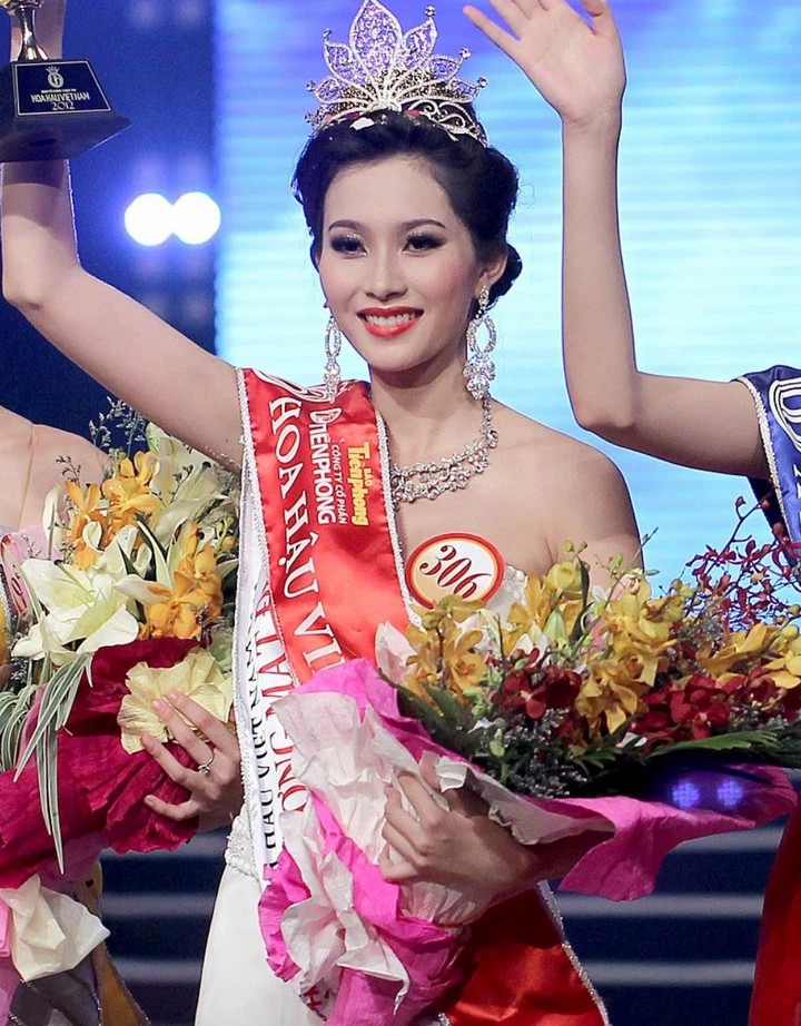 Đặng Thu Thảo đăng quang Hoa hậu Việt Nam 2012.