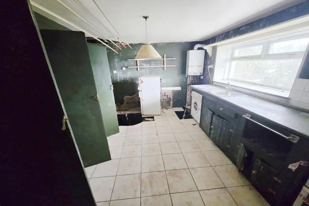 Ngôi nhà trông bình thường từ bên ngoài, nhưng ẩn chứa điều đáng sợ bên trong - Ảnh 2.