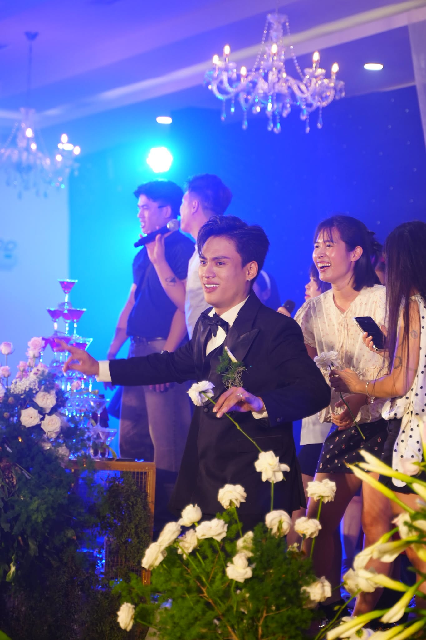 Bóc xuất thân đình đám của chú rể đang viral khắp cõi mạng vì make up xịn hơn cả cô dâu