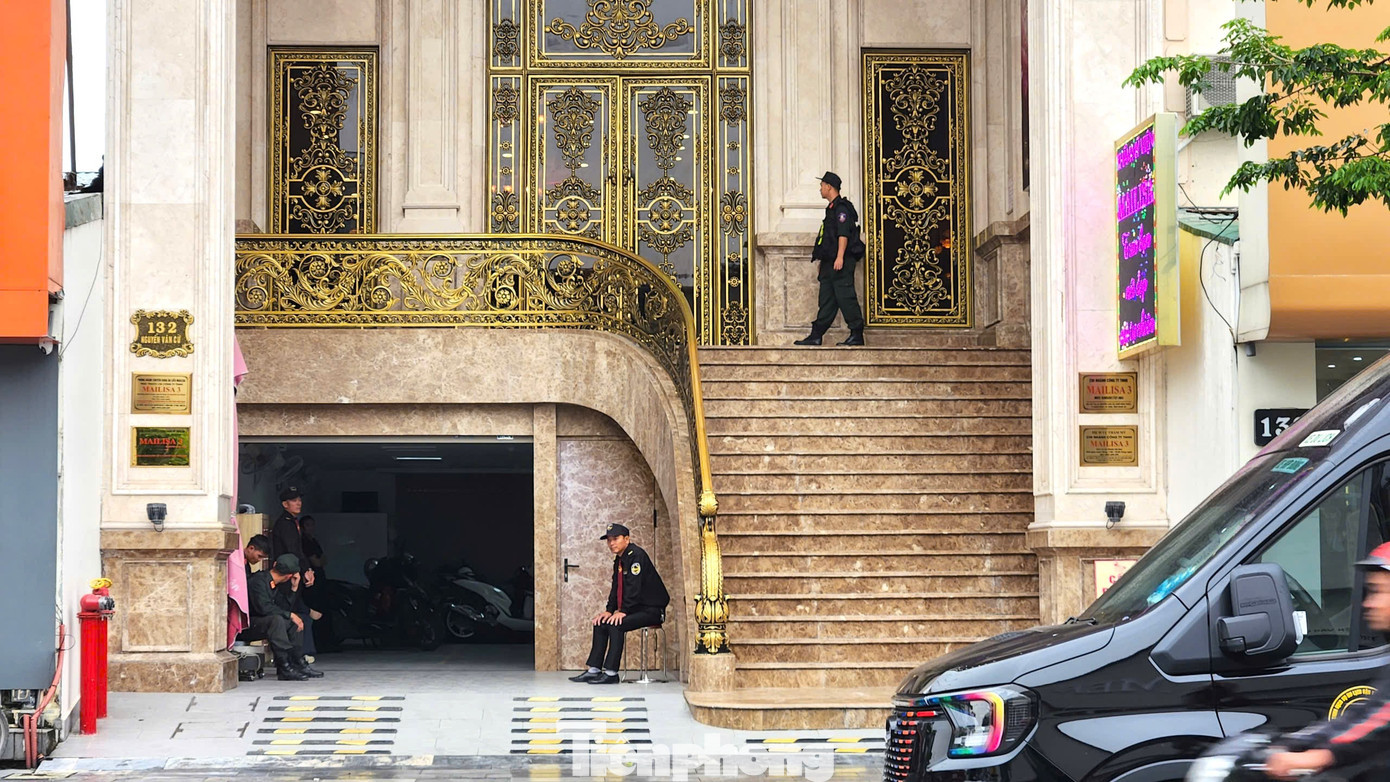 Đến trưa cùng ngày, lực lượng chức năng vẫn đang làm tại cơ sở thẩm mỹ Mailisa số 132 đường Nguyễn Văn Cừ (phường Trường Vinh, Nghệ An).