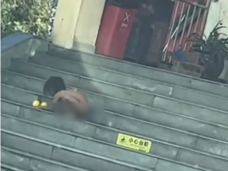 Cha mẹ bé trai khỏa thân ở trạm dừng cao tốc được minh oan - Ảnh 1.