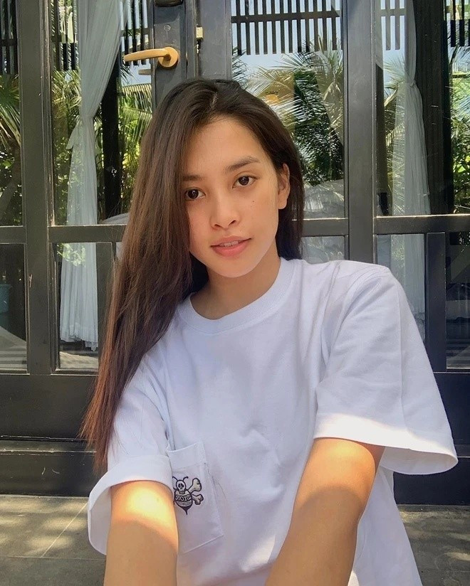 Gương mặt thật của hoa hậu Tiểu Vy sau 15 tiếng đi quay không ngủ