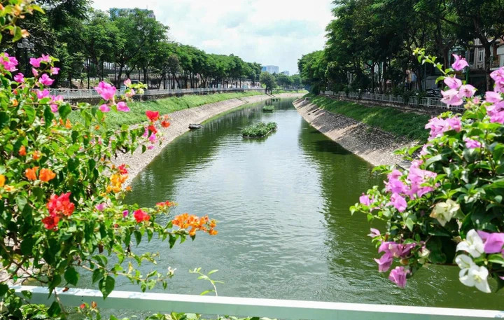 Sông Tô Lịch, Hà Nội.