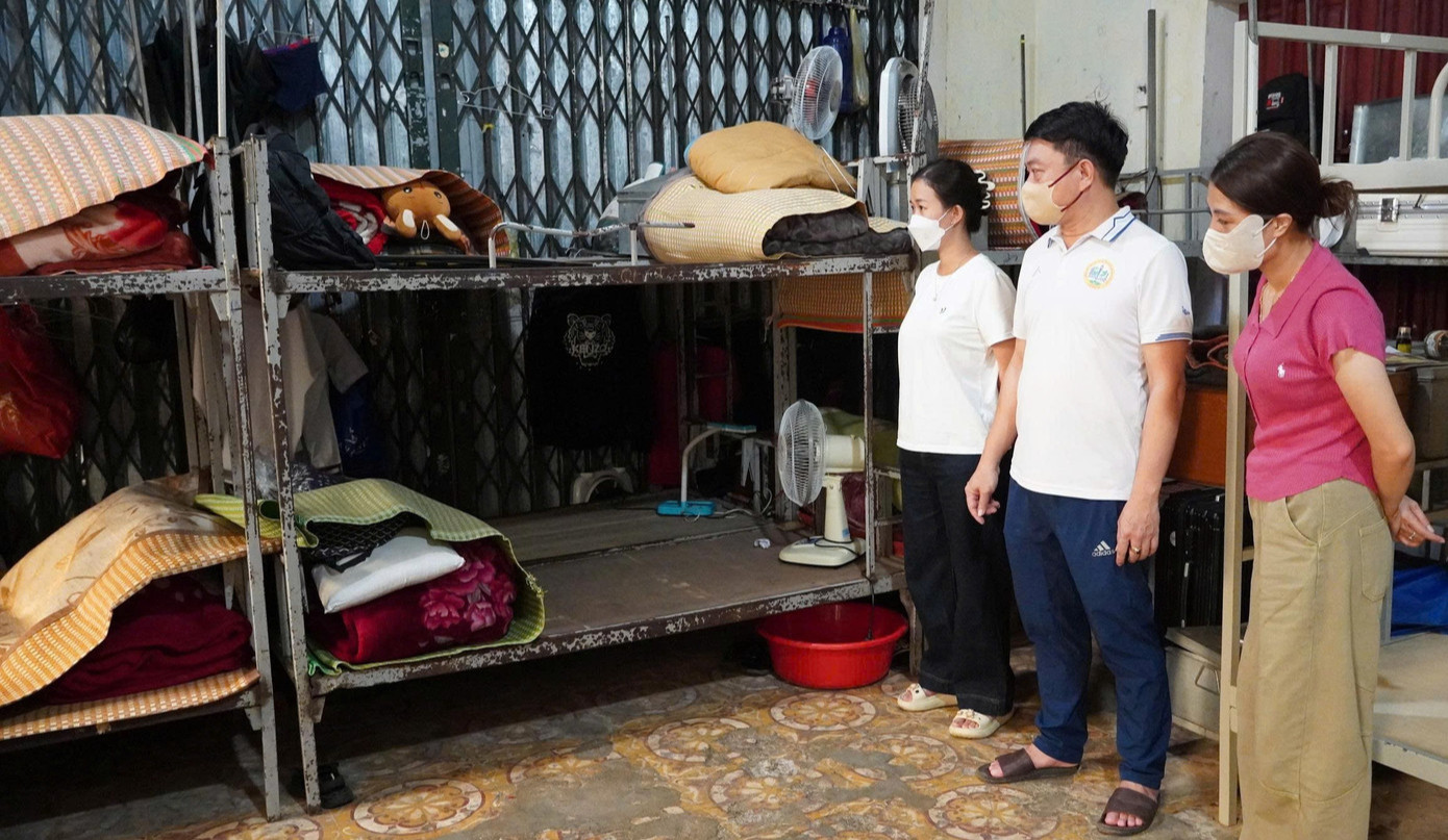 Nghệ An: Hàng loạt học sinh nghỉ học do mắc cúm A, bác sỹ cảnh báo nguy cơ biến chứng nguy hiểm- Ảnh 1.