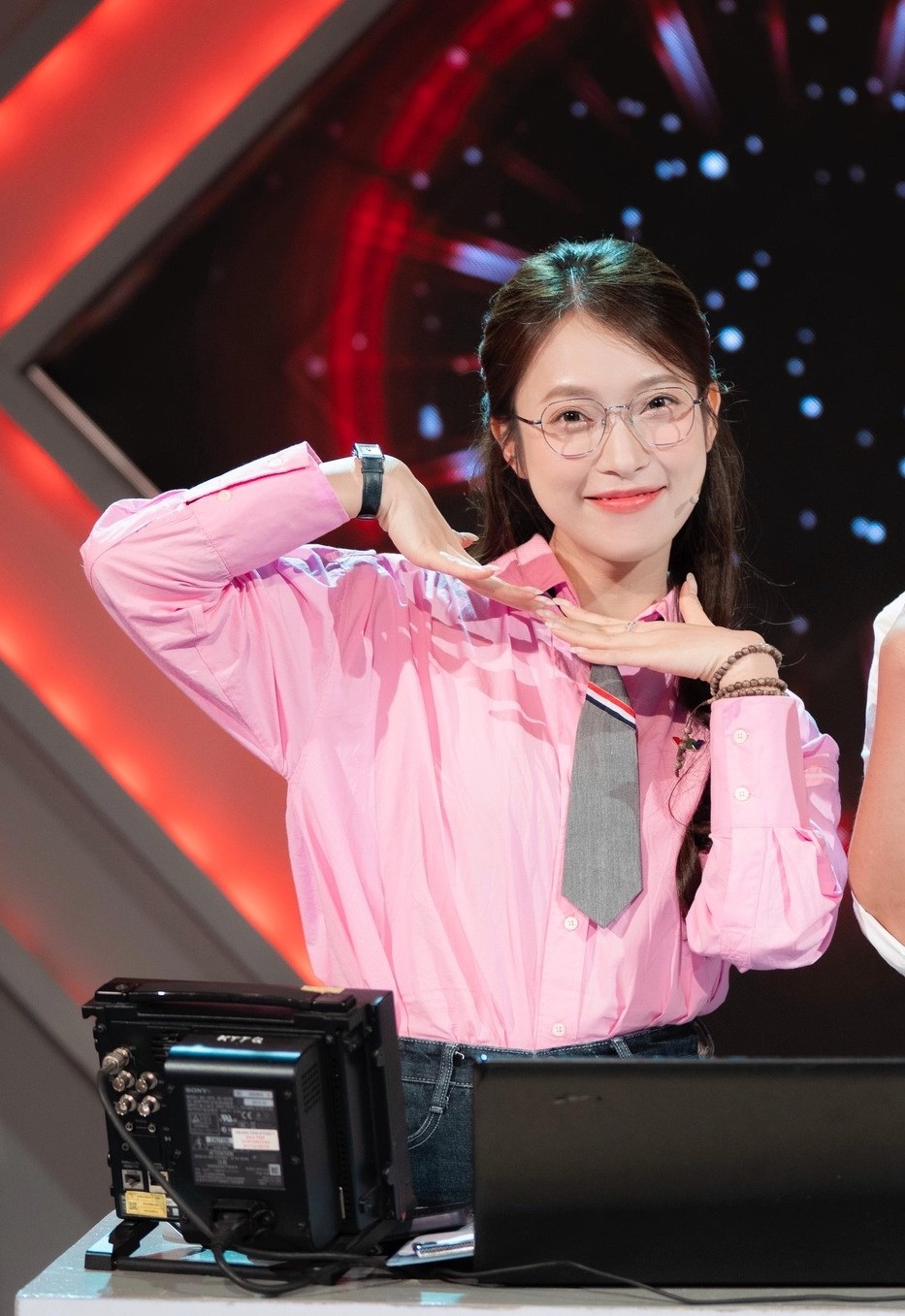 MC Khánh Vy và phong cách thời trang trẻ trung đầy ấn tượng - Ảnh 9.