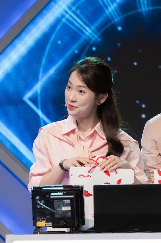 MC Khánh Vy và phong cách thời trang trẻ trung đầy ấn tượng - Ảnh 4.