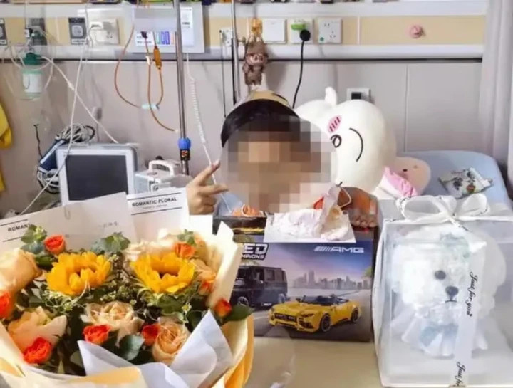 Xiaoye sống nhờ truyền dinh dưỡng qua đường tĩnh mạch. (Ảnh: Weibo)