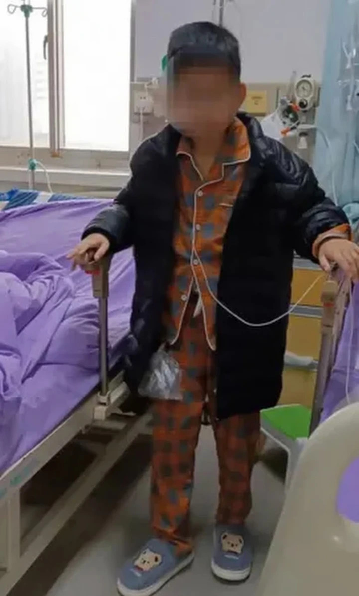 Người mẹ cho biết con trai bà trở nên khép kín và hiếm khi nói chuyện. (Ảnh: Weibo)