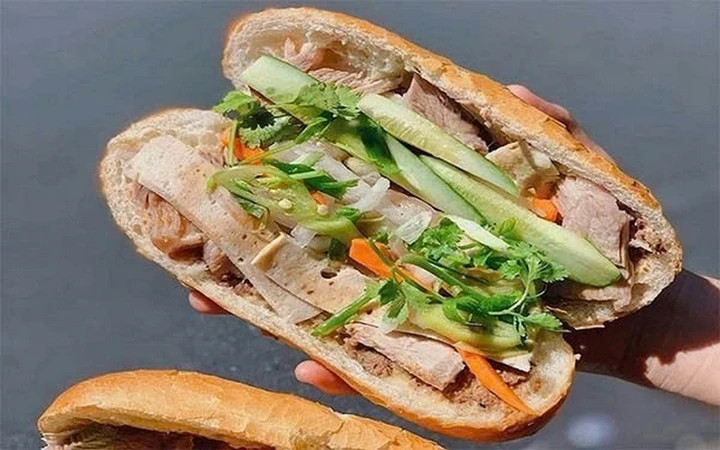 Các nguyên liệu trong bánh mì nếu không được chế biến và bảo quản đúng cách rất dễ gây ra ngộ độc thực phẩm. (Ảnh minh hoạ)