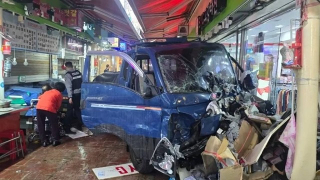 Hàn Quốc: Xe tải đâm vào chợ, nhiều người thương vong - Ảnh 1.