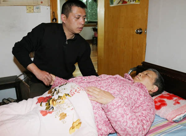 12 năm chăm bố mẹ già không bằng đôi giày em trai tặng: Người con hiếu thảo quyết định ra đi - Ảnh 1.