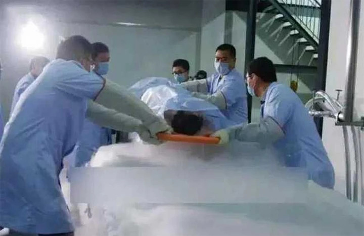 Thi thể được bảo quản bằng ni-tơ lỏng, nhiệt độ âm 196 độ C.