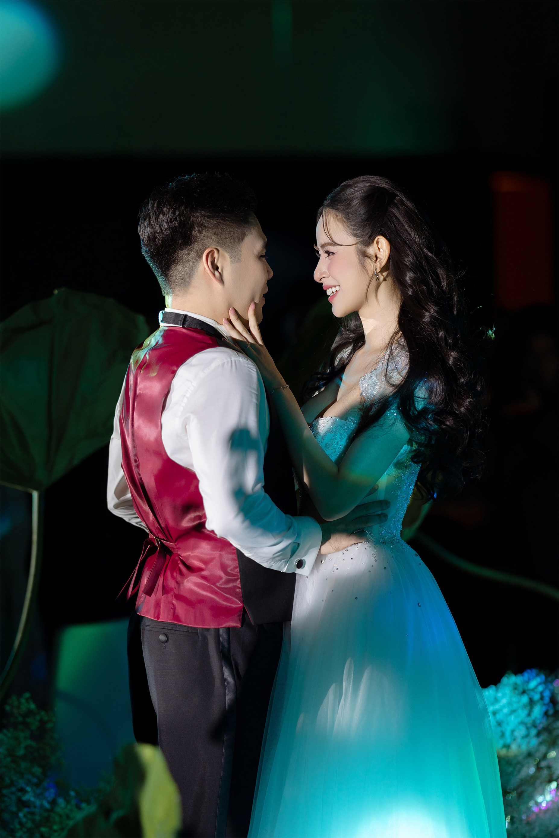 Ảnh cận diện mạo điển trai chồng thiếu gia của Hương Liên trong siêu đám cưới ở Hà Nội