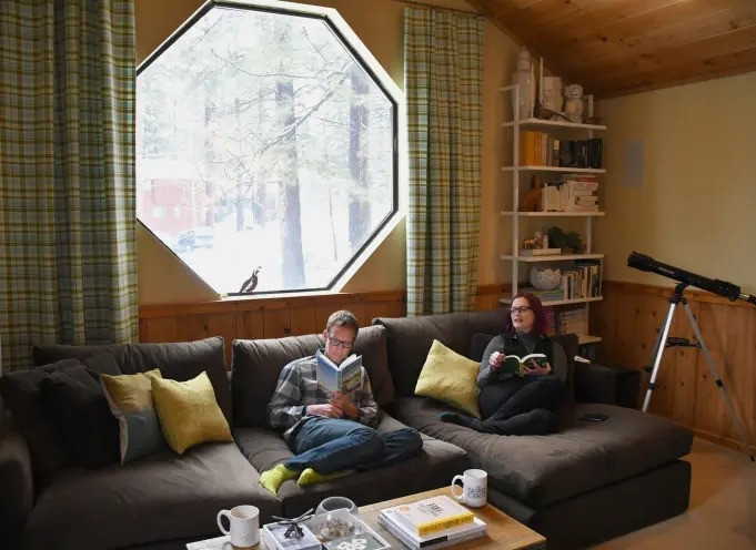 Bí quyết nghỉ hưu thoải mái ở tuổi 38: Cặp vợ chồng cắt 2 khoản chi 'ngầm' ai cũng đang lãng phí - Ảnh 1.