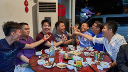 Chỉ một hóa đơn 10 triệu của buổi họp lớp, tình bạn 14 năm tan vỡ: Câu chuyện khiến ai cũng giật mình - Ảnh 1.