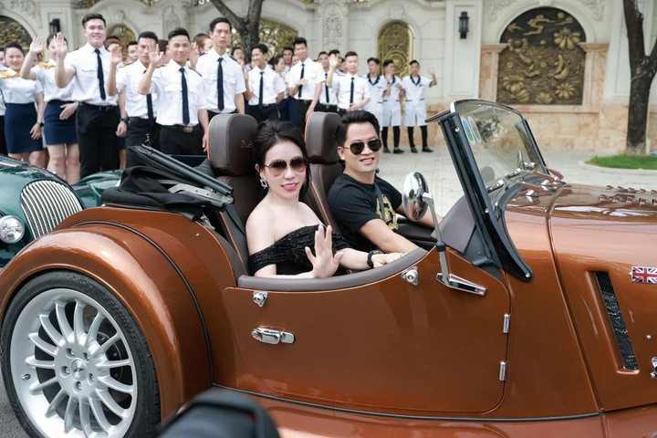 Bà Phan Thị Mai từng tiết lộ đang sở hữu khoảng 40 chiếc xe, bao gồm cả siêu xe và xe siêu sang. (Facebook Mai Lisa)