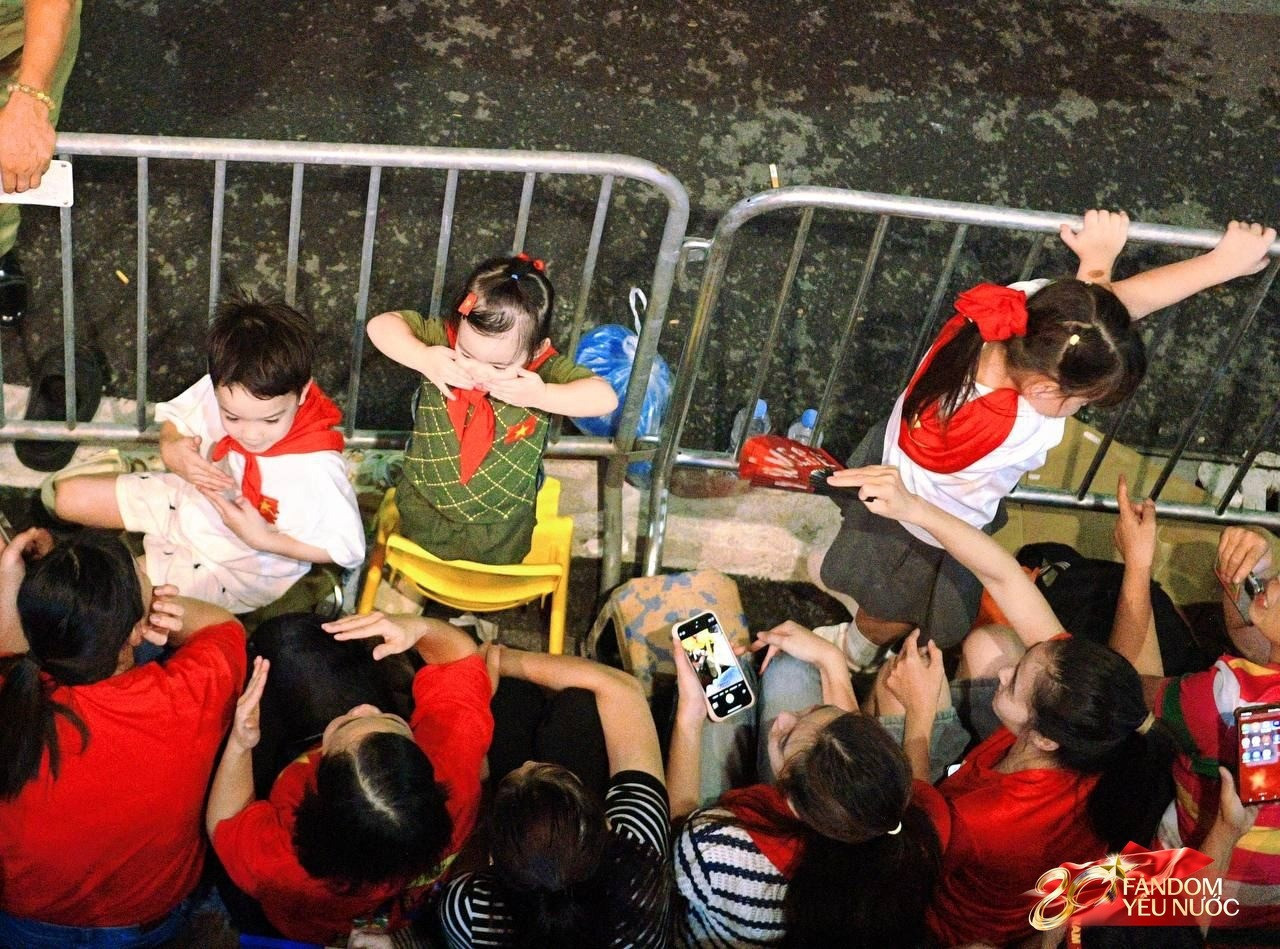 Con gái Đỗ Mỹ Linh gây sốt khi hát Quốc Ca cực đáng yêu