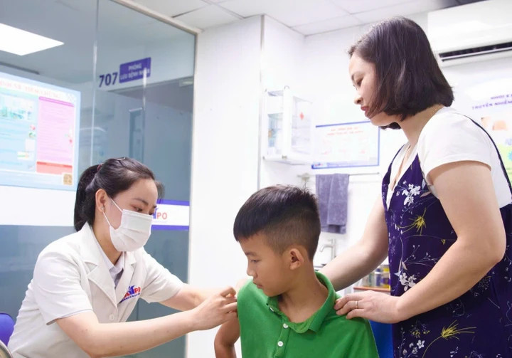Trẻ nhỏ là nhóm nguy cơ cao nhất và cần tiêm nhắc vaccine đầy đủ. (Ảnh: Ngân Loan)