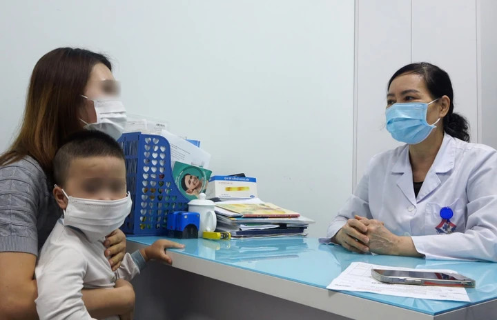 PGS.TS Nguyễn Thị Hoài An thăm khám cho trẻ có biểu hiện bệnh đường hô hấp. (Ảnh: BSCC)