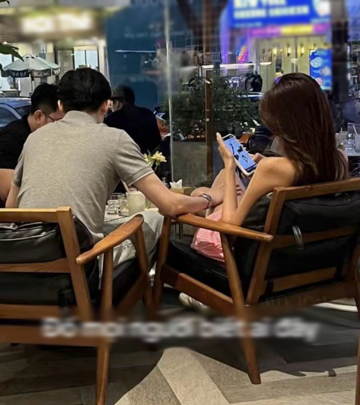 Hoa hậu Lê Hoàng Phương và tình cũ Thiều Bảo Trâm lộ ảnh tại sân bay checkin cùng một nơi