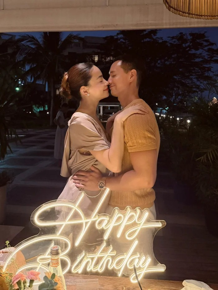 Kim Lý suýt khóc trước quà sinh nhật hàng tỷ đồng của bà xã Hà Hồ