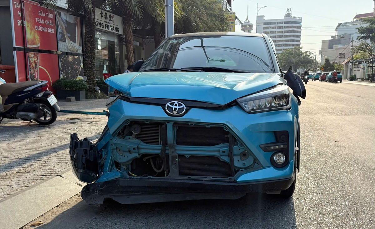 Clip ô tô leo vỉa hè tông loạt 5 xe máy, hất tung người đàn ông đi bộ ở vũng tàu..jpg