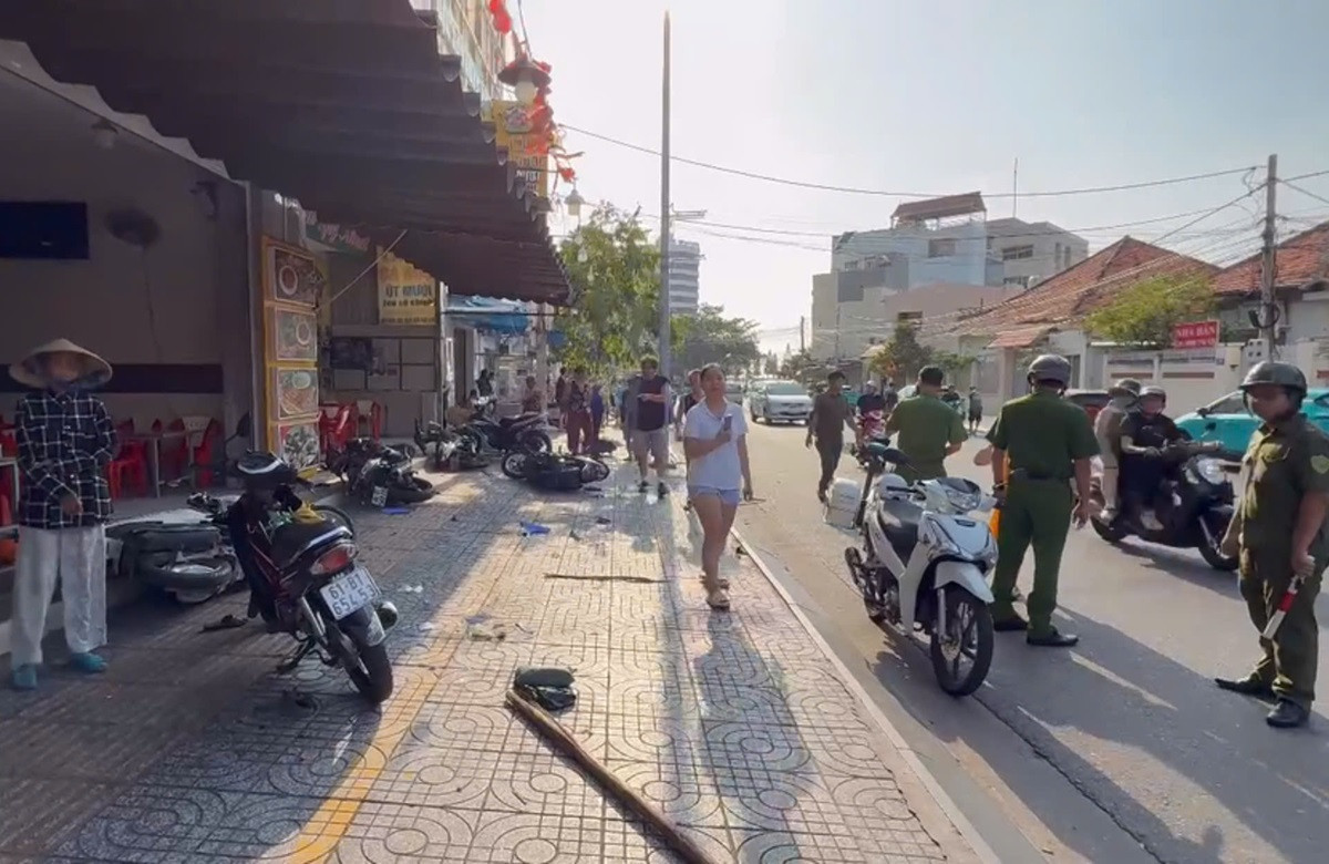 ô tô leo vỉa hè tông loạt 5 xe máy, hất tung người đàn ông đi bộ ở vũng tàu.....jpg