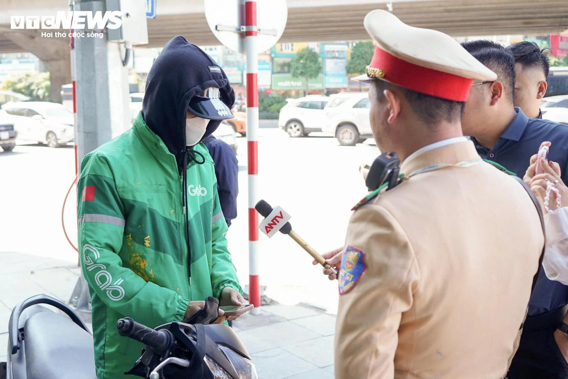 Vừa lái xe vừa nhìn điện thoại, tài xế xe ôm bao biện ‘không xem thì lạc đường' - 6
