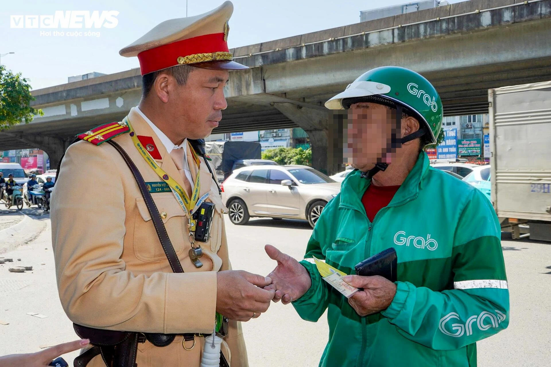 Vừa lái xe vừa nhìn điện thoại, tài xế xe ôm bao biện ‘không xem thì lạc đường' - 7