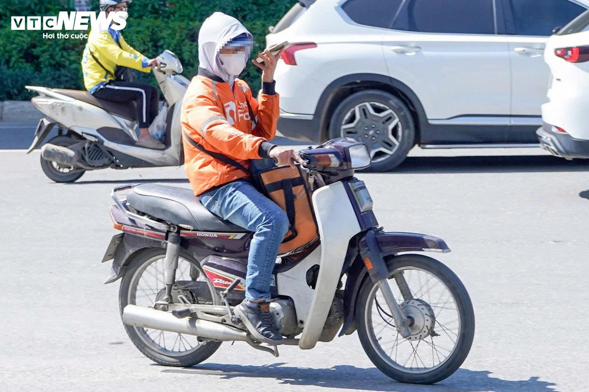 Vừa lái xe vừa nhìn điện thoại, tài xế xe ôm bao biện ‘không xem thì lạc đường' - 4