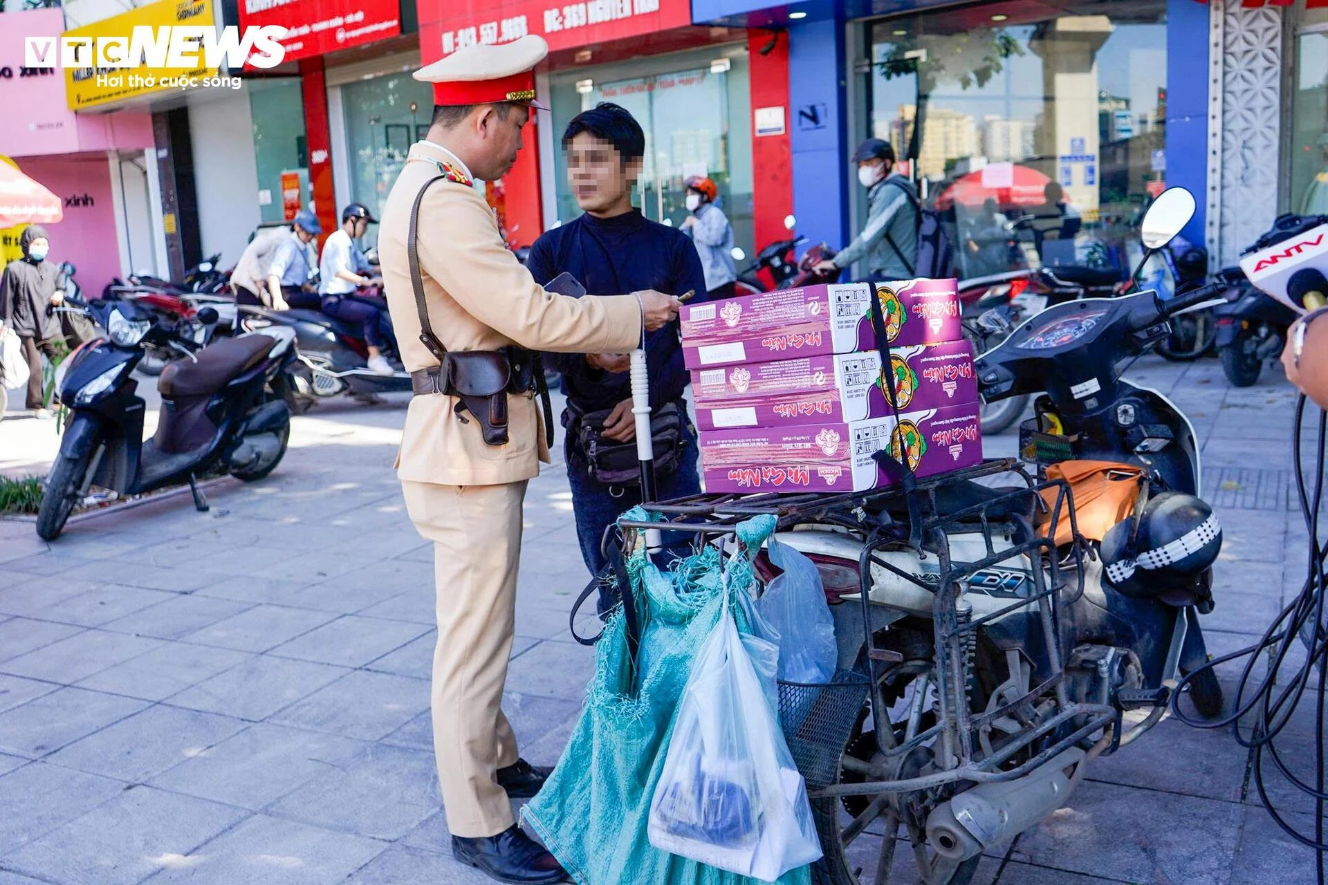 Vừa lái xe vừa nhìn điện thoại, tài xế xe ôm bao biện ‘không xem thì lạc đường' - 5