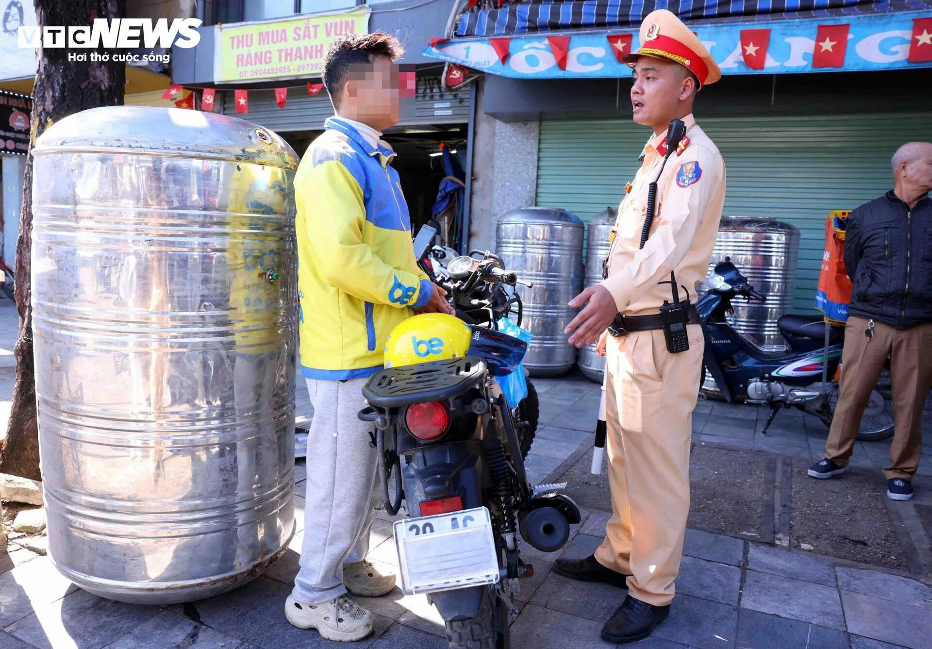 Vừa lái xe vừa nhìn điện thoại, tài xế xe ôm bao biện ‘không xem thì lạc đường' - 10