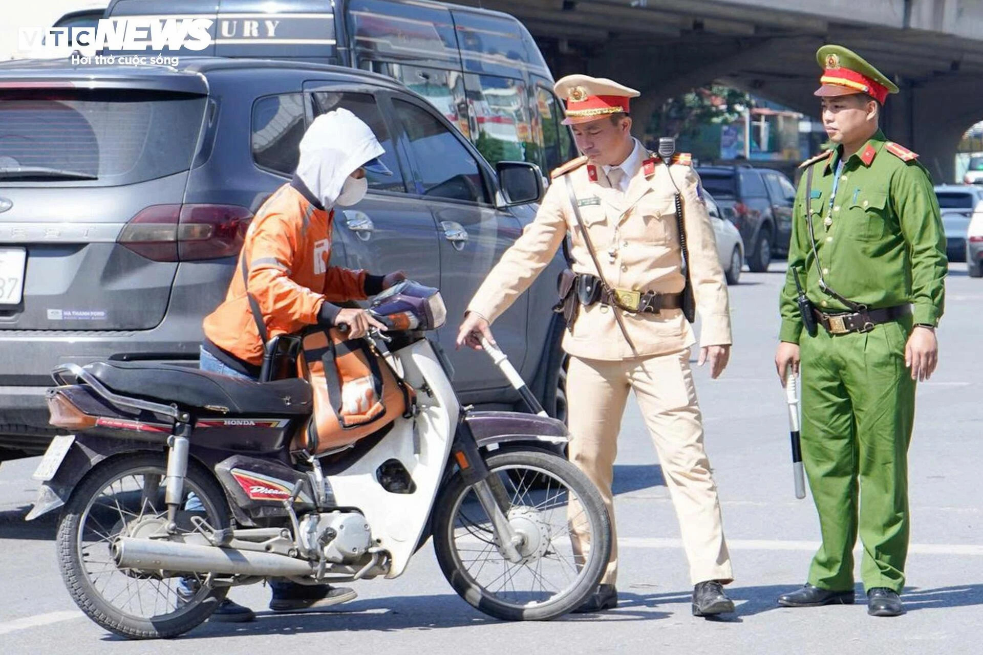 Vừa lái xe vừa nhìn điện thoại, tài xế xe ôm bao biện ‘không xem thì lạc đường' - 1