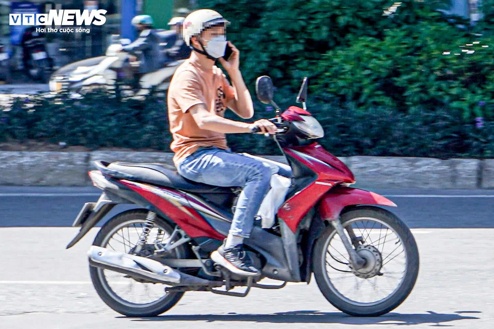 Vừa lái xe vừa nhìn điện thoại, tài xế xe ôm bao biện ‘không xem thì lạc đường' - 2