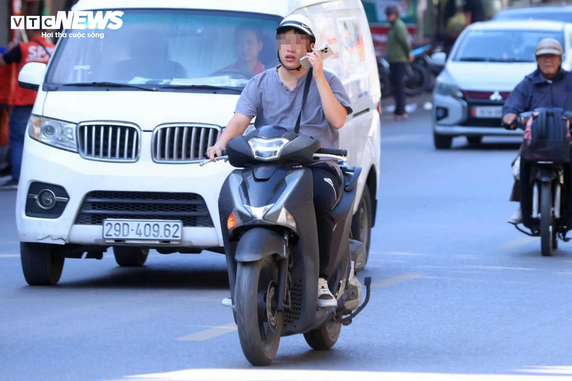 Vừa lái xe vừa nhìn điện thoại, tài xế xe ôm bao biện ‘không xem thì lạc đường' - 13