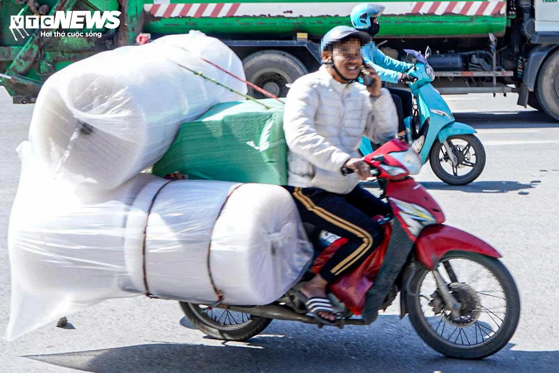 Vừa lái xe vừa nhìn điện thoại, tài xế xe ôm bao biện ‘không xem thì lạc đường' - 3