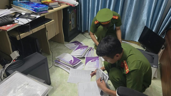 Cơ quan công an khám xét trụ sở tại thành phố Hải Phòng.