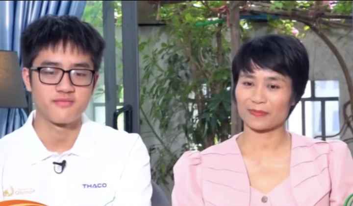 Chị Nguyễn Thuý Hà và con trai Đỗ Anh Minh trong chương trình Gala kỷ niệm 25 năm Đường lên đỉnh Olympia.