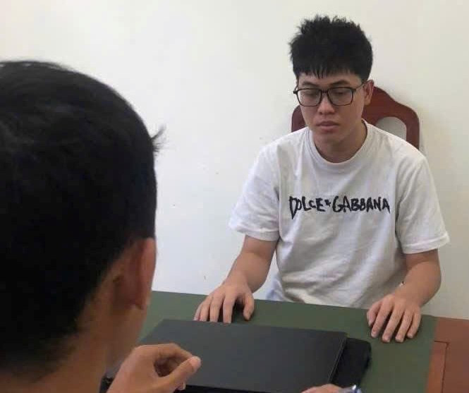 Bắt khẩn cấp thiếu niên 18 tuổi lập trang “Hay88” lừa 1 tỉ đồng ở Đà Nẵng - Ảnh 1.